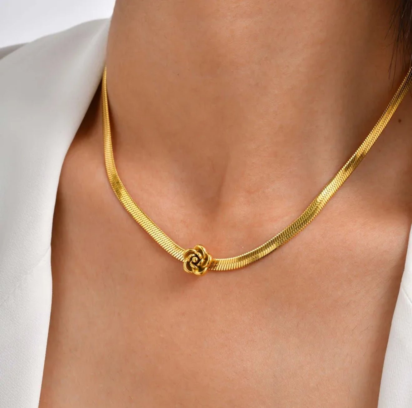 18K Gold Plated Elegant Necklace With a Flower - DressAtR LLC